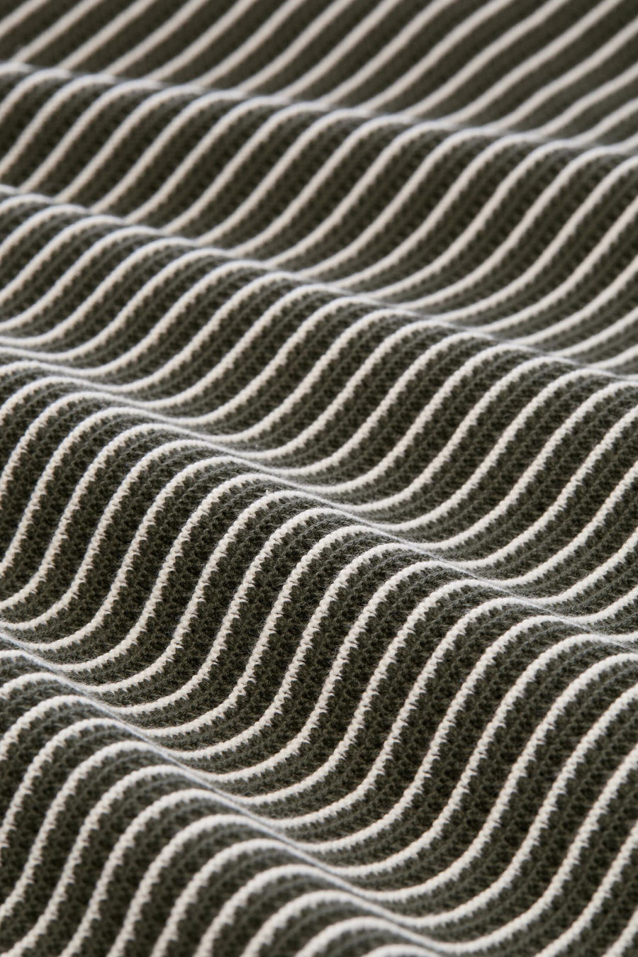 Polo verte TOM TAILOR verte de couleur verte avec des rayures ondulées blanches et une structure gaufrée.