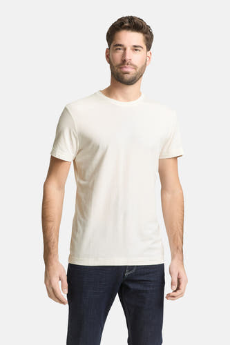 T-shirt blanc à manches courtes de TOM TAILOR, porté sous un gilet bleu marine zippé et un jean foncé.
