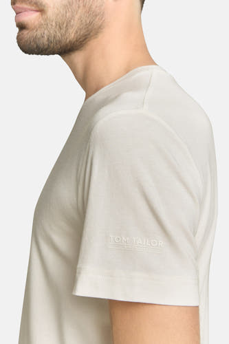 T-shirt blanc à manches courtes de TOM TAILOR, vue latérale rapprochée avec logo sur la manche.