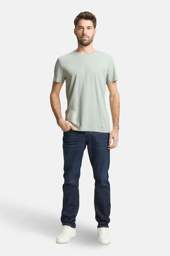 Groen T-shirt met korte mouwen van TOM TAILOR, gedragen met donkerblauwe jeans en witte sneakers.