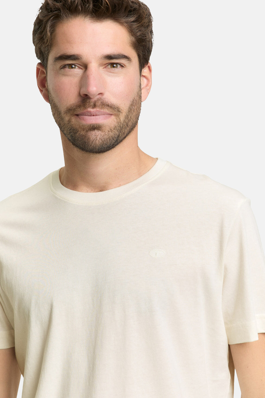 T-shirt blanc à manches courtes de TOM TAILOR, avec un logo discret sur la poitrine.