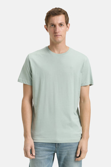 T-shirt vert à manches courtes TOM TAILOR, porté avec un jean et des baskets blanches.