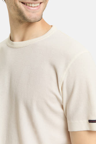 T-shirt écru à manches courtes de TOM TAILOR, avec structure gaufrée et une petite étiquette sur la manche.