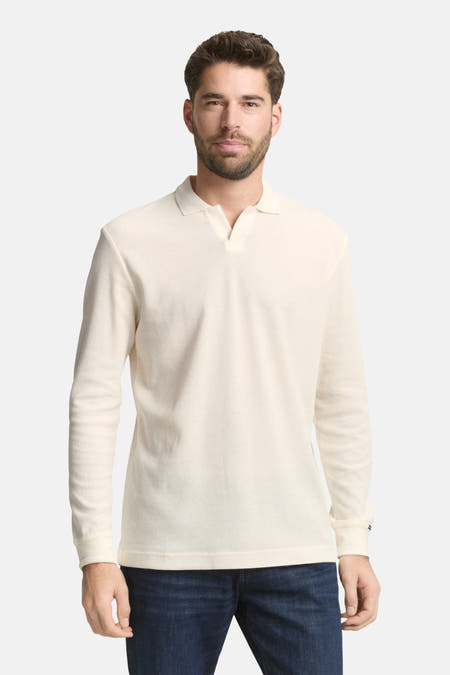 Ecru polo met lange mouwen van TOM TAILOR, met een ribgebreide textuur en gedragen met een donkerblauwe jeans.
