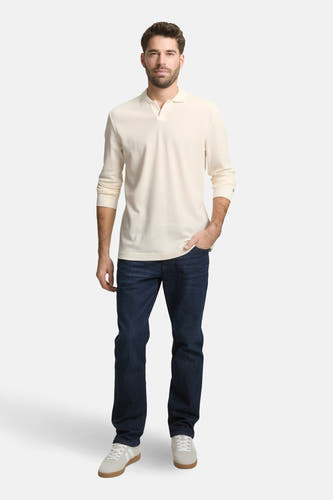Ecrukleurige polo met lange mouwen van TOM TAILOR, gedragen met donkere jeans en crèmekleurige sneakers.