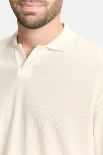 Polo écru à manches longues de TOM TAILOR, vue rapprochée d'un homme barbu.