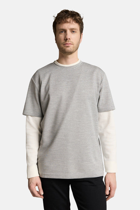 T-shirt gris à manches courtes de TOM TAILOR, rayé et vu de dos.