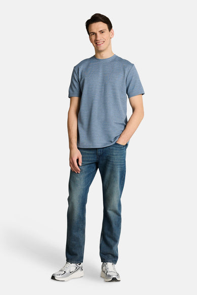 Blauw T-shirt met korte mouwen van TOM TAILOR, met een gestreept patroon en gecombineerd met jeans en sneakers.
