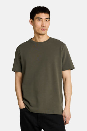 T-shirt à manches courtes côtelé de TOM TAILOR, avec col rond et coutures sur l'épaule, photographié de profil.