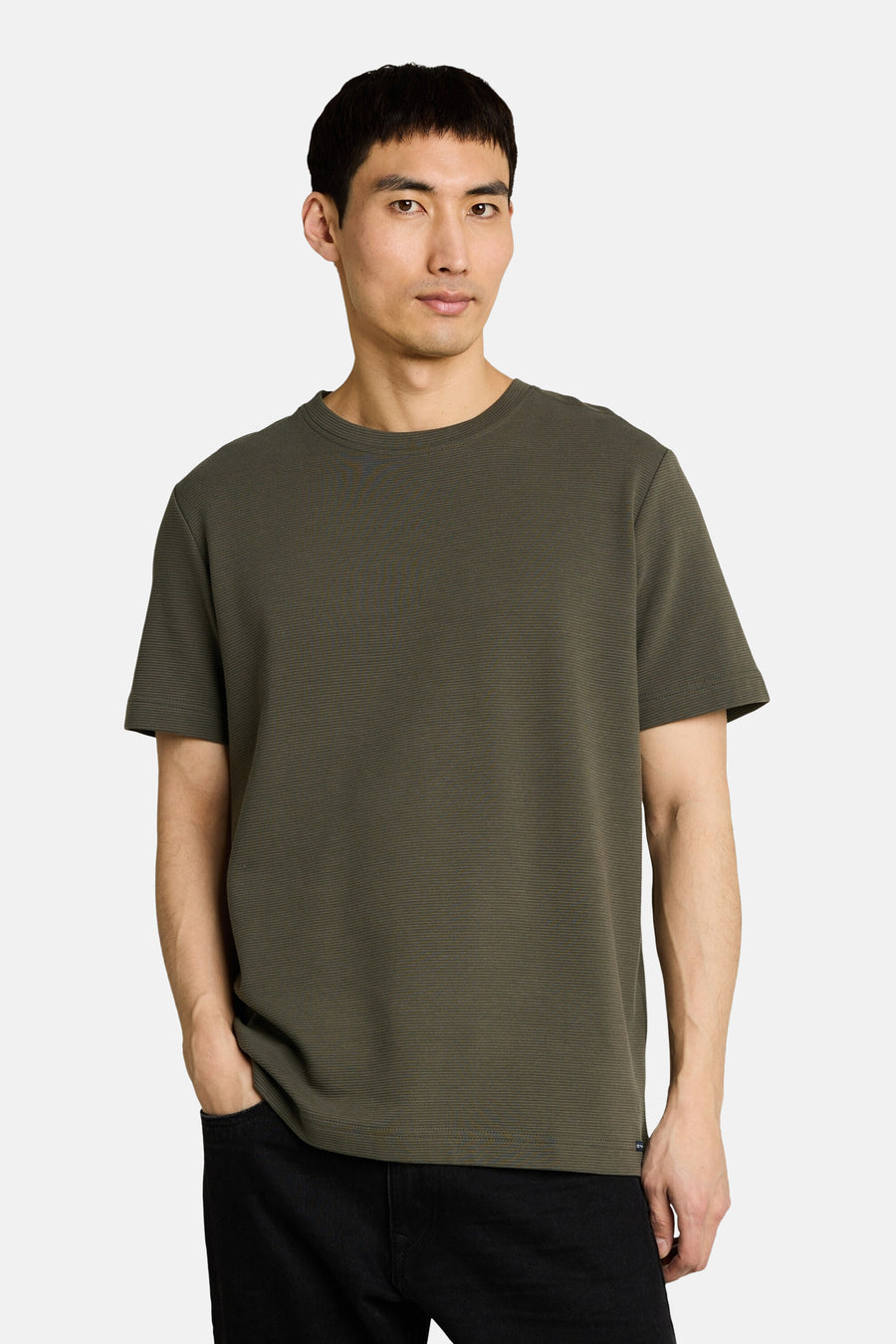 T-shirt à manches courtes côtelé de TOM TAILOR, avec col rond et coutures sur l'épaule, photographié de profil.