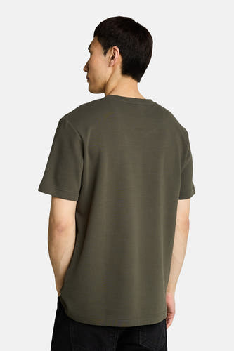 T-shirt à manches courtes de TOM TAILOR, avec une texture subtilement côtelée et un col rond, porté avec un jean noir.