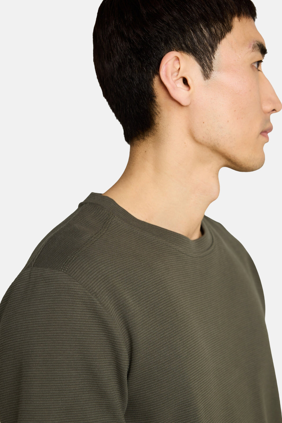 Kaki geribbeld T-shirt met korte mouwen van TOM TAILOR, met ronde hals en stiksels op de schouder, zijwaarts gefotografeerd.