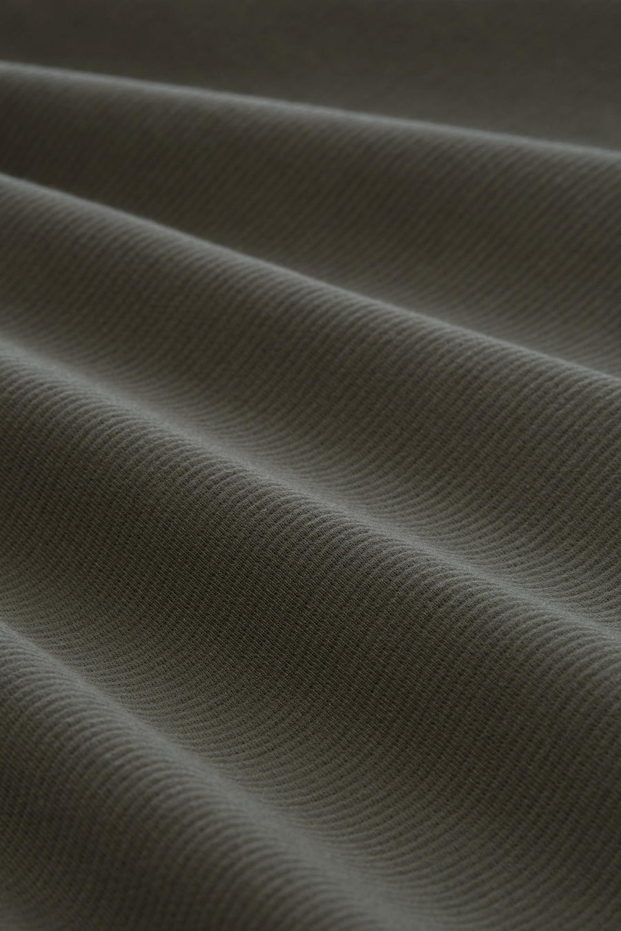 Manchettes de T-shirt à manches courtes TOM TAILOR, repliées de près avec une structure côtelée et des plis doux.