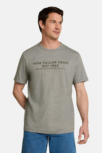 Groene korte mouwen T-shirt van TOM TAILOR met textuur, frontprint en ronde hals, gedragen door model in lifestyle shot