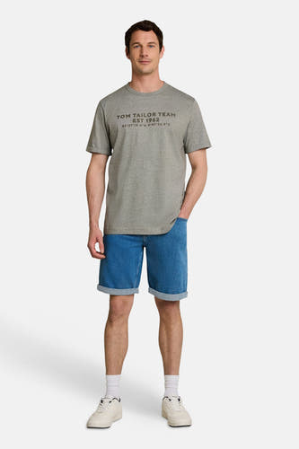 Grijze katoenen T-shirt met ronde hals van TOM TAILOR, voorzien van tekstprint op borst, gedragen met blauwe korte broek en witte sneakers, front view.