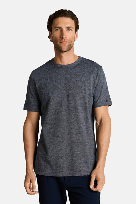 T-shirt bleu à manches courtes de TOM TAILOR, avec une veste sur l'épaule.