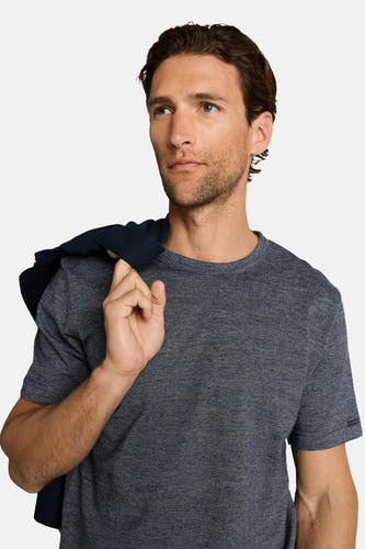 Blauw T-shirt met korte mouwen van TOM TAILOR, met een jas over de schouder.
