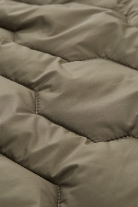 Olijfgroene gewatteerde stof.
