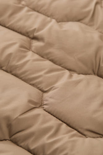 Bruine korte jas van TOM TAILOR, met een gewatteerd patroon en zachte textuur.
