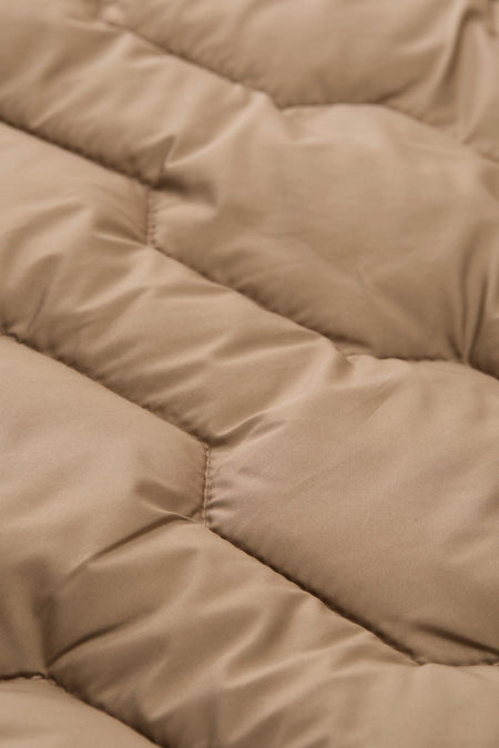 Beige gewatteerde stof.