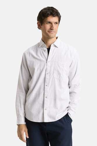 Chemise écru à manches longues de TOM TAILOR, vue sur le dos, associée à une pantalon foncé.