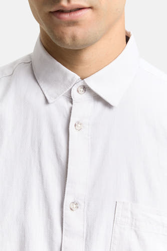 Chemise écru à manches longues de TOM TAILOR, avec col boutonné et poche poitrine.