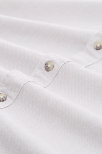 Chemise écru à manches longues de TOM TAILOR, avec des boutons visibles et une subtile structure de tissu.
