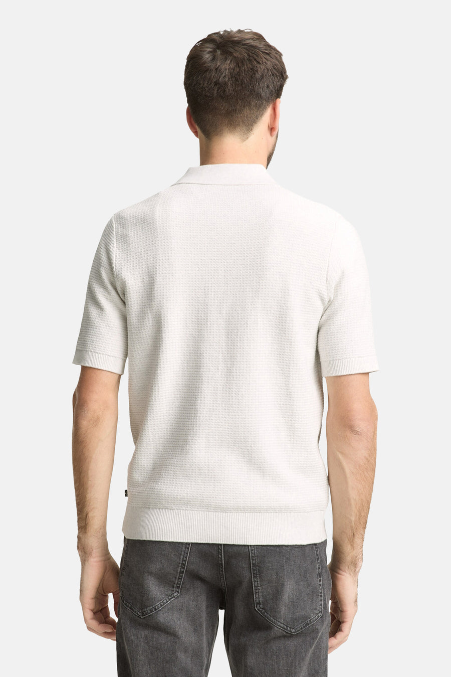 Polo écru à manches courtes de TOM TAILOR, avec une texture subtile et un col classique, vue de dos.