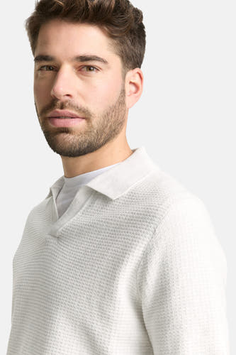 Polo écru à manches courtes de TOM TAILOR, avec une texture tissée et un col ouvert.
