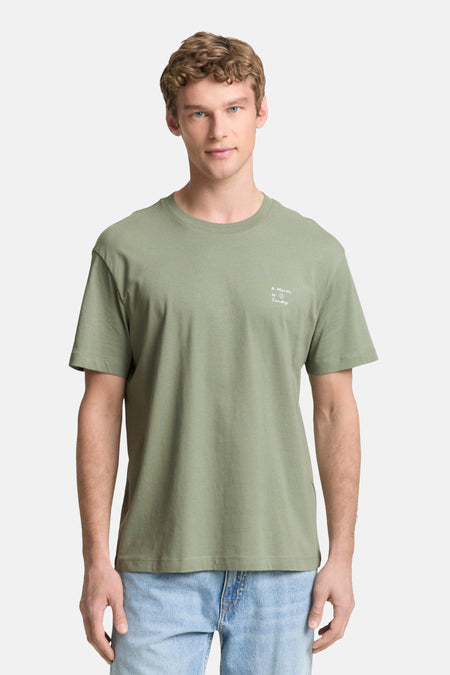 T-shirt à manches courtes vert de TOM TAILOR, combiné avec un jean bleu clair et des chaussures blanches.