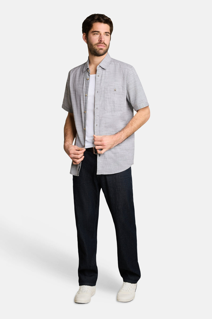 Grijze korte mouwen overhemd van TOM TAILOR, lichte textuur, borstzakje, gedragen met witte onderhemd, donkere jeans en witte sneakers, front view