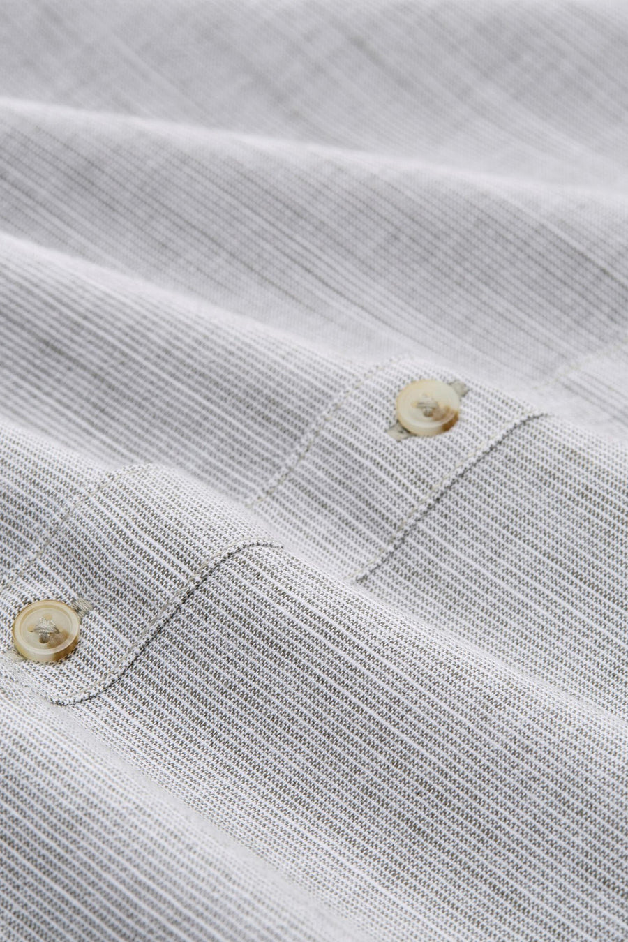 Grijs katoenen overhemd van TOM TAILOR met fijne streepstructuur en crèmekleurige knopen, close-up detail