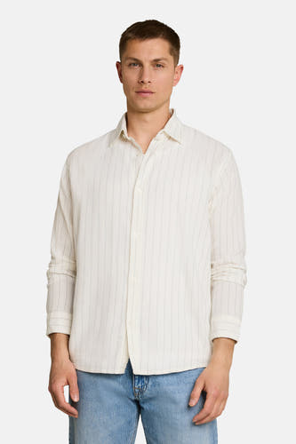 Ecru gestreept overhemd van TOM TAILOR, voorzien van knoopsluiting en opgerolde mouwen, gedragen met blauwe jeans, front view