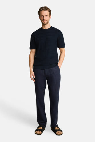 Blauwe ronde hals trui van TOM TAILOR met textuurpatroon, gedragen met donkere ribbroek en sandalen, front view
