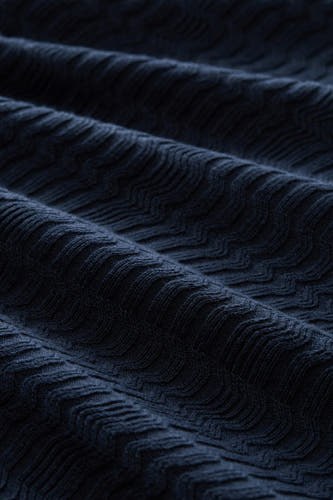 Donkerblauwe trui met ronde hals van TOM TAILOR, textuurrijke zigzag breipatroon, close-up detail