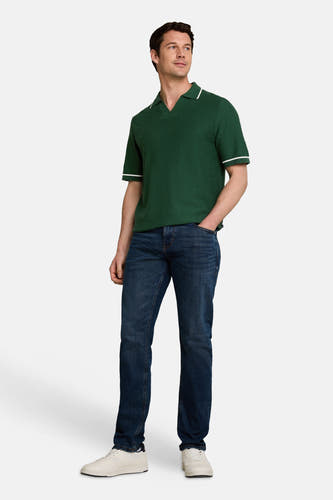 Groene polo met witte bies aan kraag en mouwen, van TOM TAILOR, gedragen met donkerblauwe jeans en witte sneakers, front view.