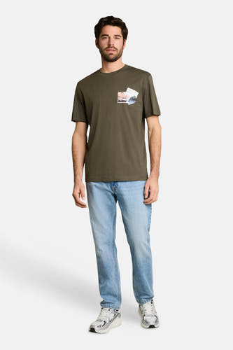 Olijfgroene korte mouwen T-shirt van TOM TAILOR met grafisch print op borst, gedragen met lichtblauwe jeans en witte sneakers, front view.