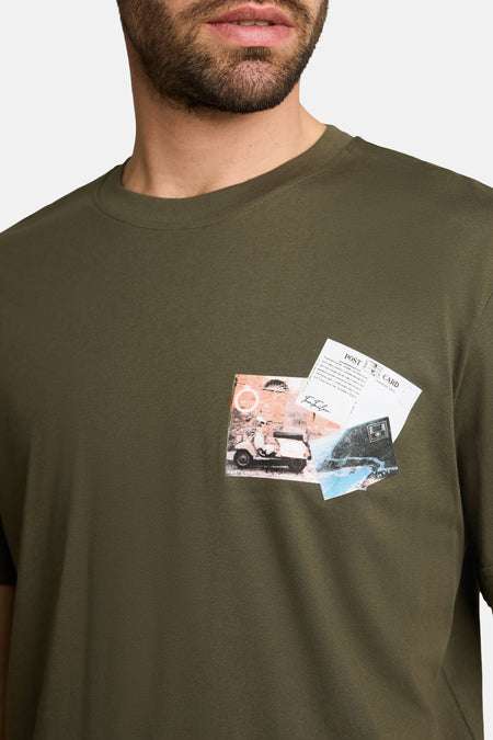 Olijfgroene korte mouw T-shirt van TOM TAILOR met postkaartprint op borst, close-up voorzijde