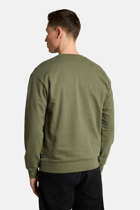 Groene ronde hals sweater van TOM TAILOR, achterzijde, met kleine label aan mouw, gedragen met donkere jeans