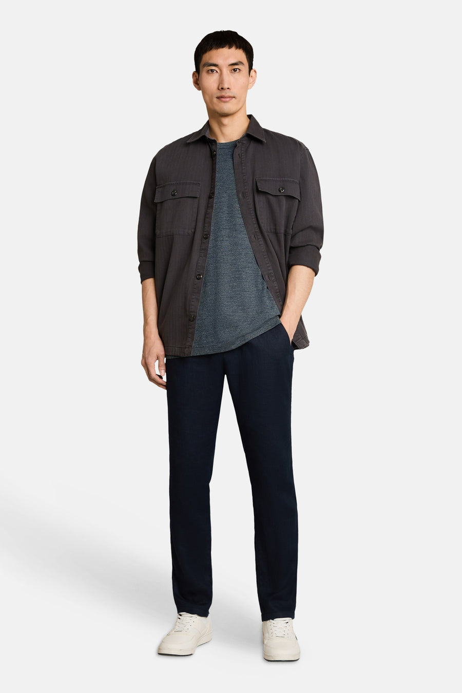 Blauwe korte mouwen T-shirt van TOM TAILOR, gedragen onder een donkere overhemd, met donkere broek en witte sneakers, front view.