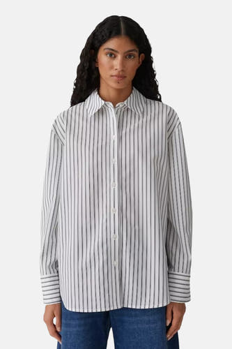 Chemise blanche à longues manches d'OPUS, avec un motif rayé et des longues manches.
