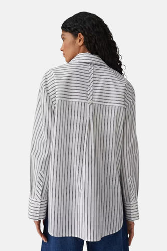 Chemise à rayures blanches et noires avec longues manches d'OPUS, avec une fermeture à boutons sur le dos.