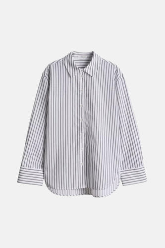 Chemise à rayures blanches et noires à longues manches d'OPUS, avec une fermeture à boutons devant et un col rond.
