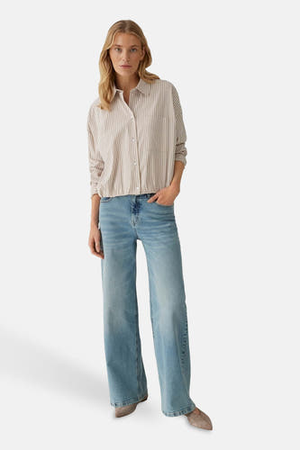 Meerkleurig overhemd met lange mouwen van OPUS, met een gestreept patroon, gedragen met een blauwe jeans met wijde pijpen.
