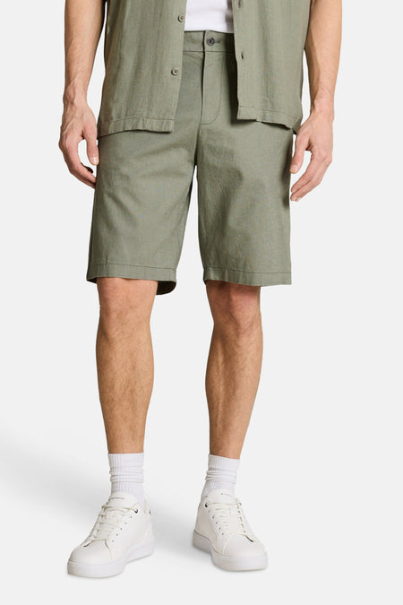 Short vert de TOM TAILOR, vu de dos, avec des chaussettes blanches et des baskets blanches.