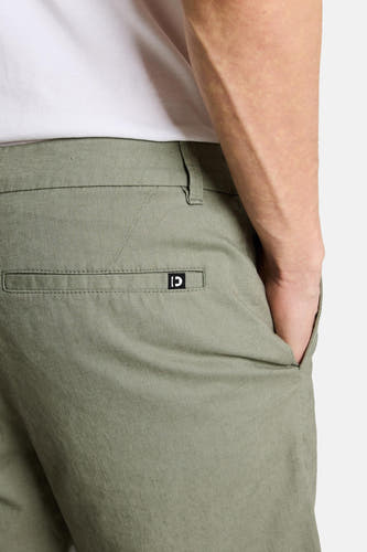 Short vert TOM TAILOR, avec poche arrière et logo, et poche latérale contenant une main.