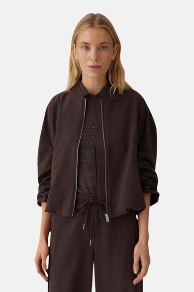 Manteau marron OPUS, avec fermeture à glissière et fermeture à boutons, et un col soigné.