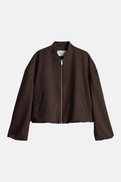 Veste courte marron OPUS, à manches longues, fermeture éclair et poches latérales.
