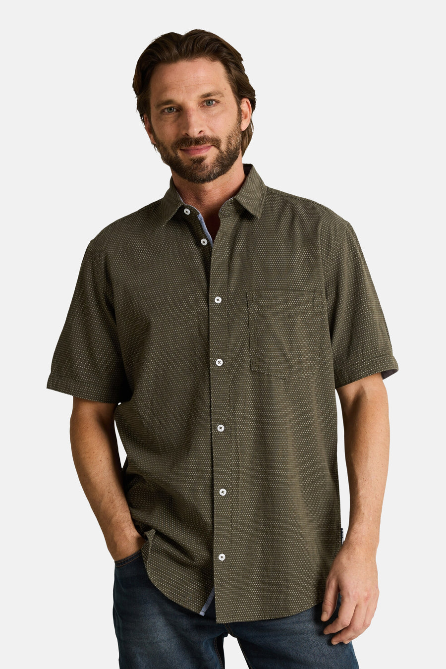 Chemise à manches courtes TOM TAILOR, à pois blancs, portée par un homme en jean, vue de dos.