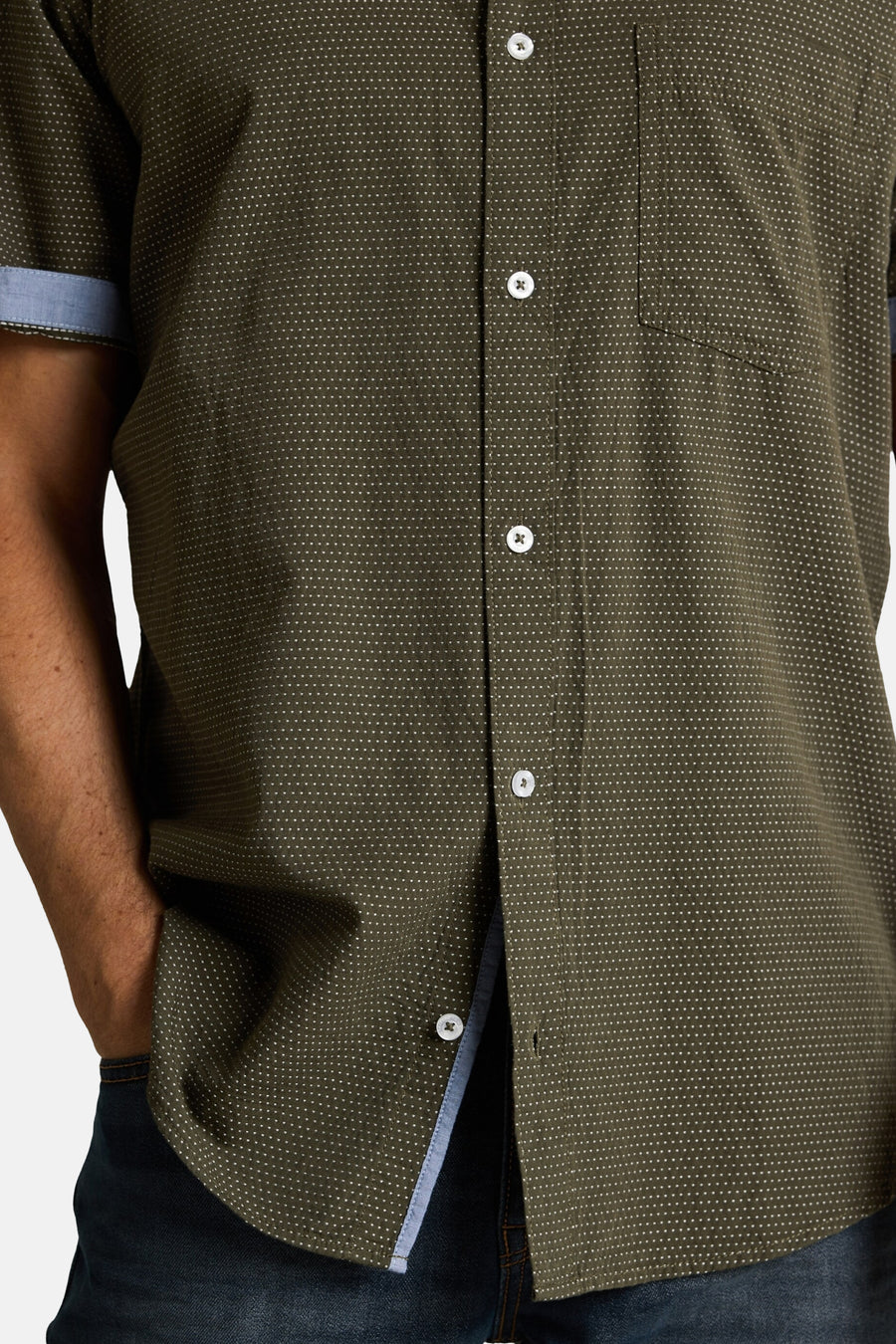 Chemise kaki à manches courtes TOM TAILOR, à pois, avec boutons blancs, poche poitrine et poignets bleus.